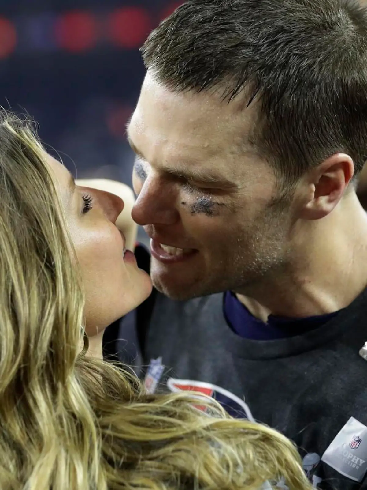 American Football: Profiliga NFL, New England Patriots - Atlanta Falcons, Play-off-Runde, 51. Super Bowl am 05.02.2017 im NRG Stadium in Houston, Texas, USA: Tom Brady von den New England Patriots küsst nach dem Sieg seine Frau Gisele Bündchen. Foto: David J. Phillip/AP/dpa +++(c) dpa - Bildfunk+++