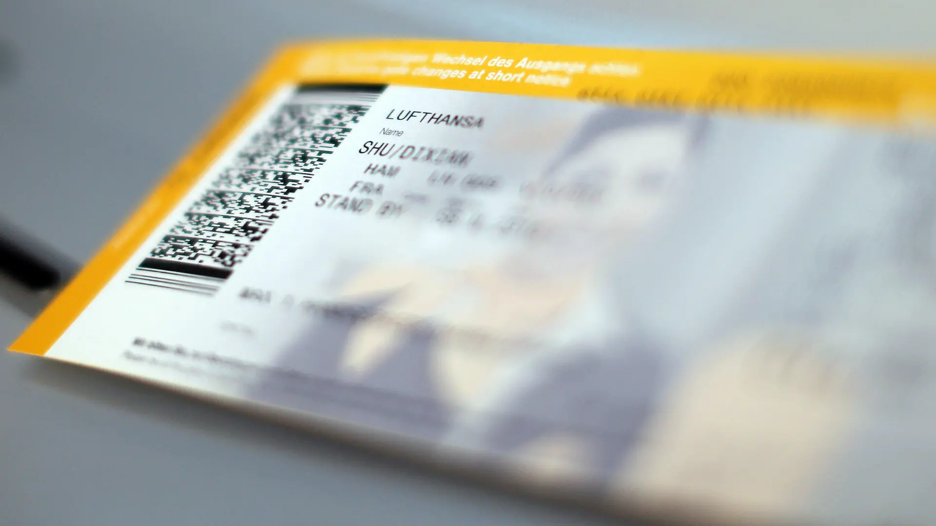 ARCHIV - 07.09.2012, Hamburg: Ein Ticket der Lufthansa liegt am Flughafen. Heute (25.10.2019) berät der Bundestag über Gesetze zur Umsetzung des Klimaschutzprogramms 2030. Es geht unter anderem um höhere Steuern auf Flugtickets,die Erhöhung der Pendlerpauschale, eine neue Mobilitätsprämie und das Klimaschutz-Gesetz, das Verpflichtungen einzelner Bereiche wie Verkehr oder Landwirtschaft beim Einsparen von Treibhausgasen gesetzlich festschreibt. Foto: Malte Christians/dpa +++ dpa-Bildfunk +++