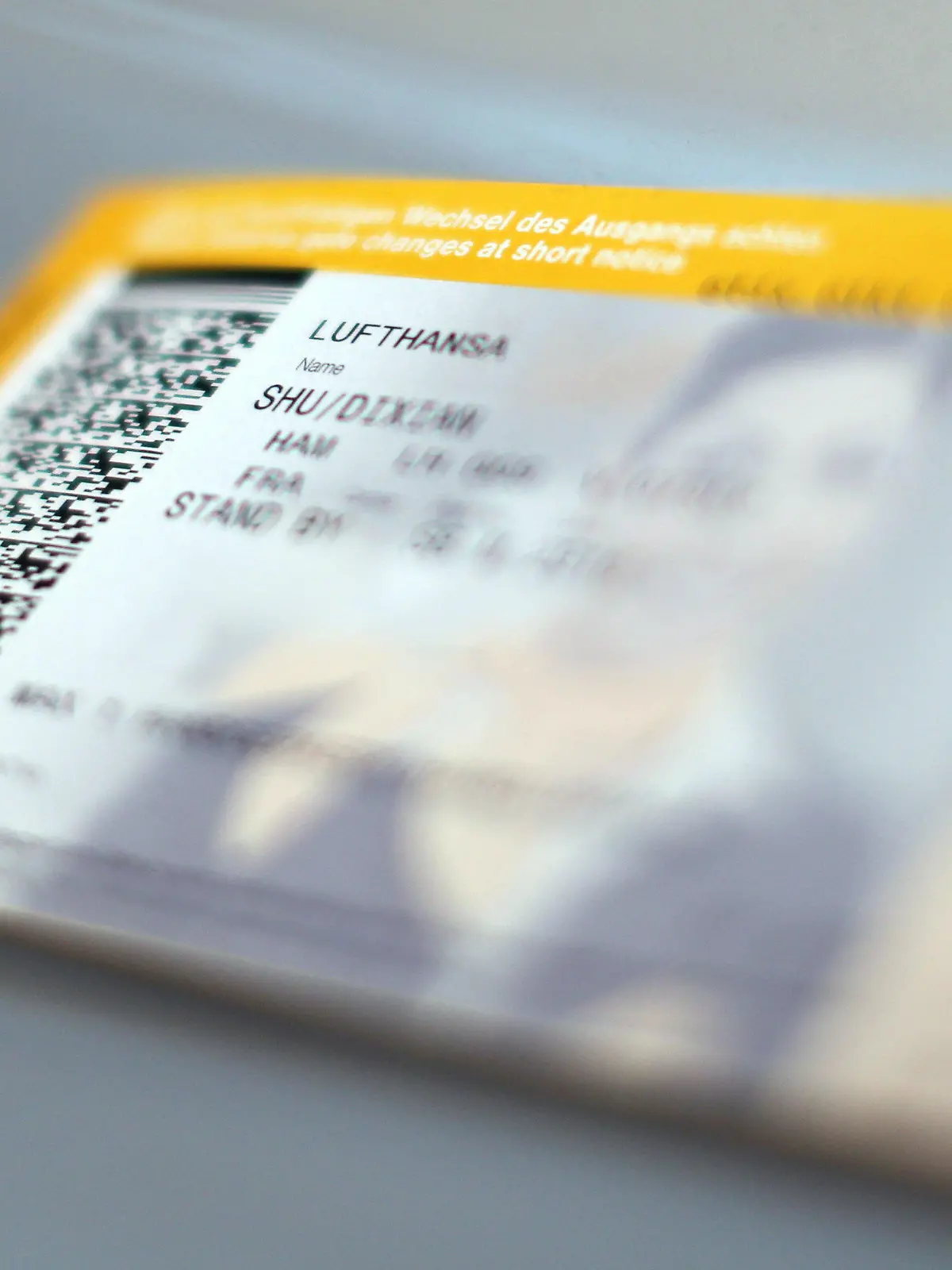 ARCHIV - 07.09.2012, Hamburg: Ein Ticket der Lufthansa liegt am Flughafen. Heute (25.10.2019) berät der Bundestag über Gesetze zur Umsetzung des Klimaschutzprogramms 2030. Es geht unter anderem um höhere Steuern auf Flugtickets,die Erhöhung der Pendlerpauschale, eine neue Mobilitätsprämie und das Klimaschutz-Gesetz, das Verpflichtungen einzelner Bereiche wie Verkehr oder Landwirtschaft beim Einsparen von Treibhausgasen gesetzlich festschreibt. Foto: Malte Christians/dpa +++ dpa-Bildfunk +++