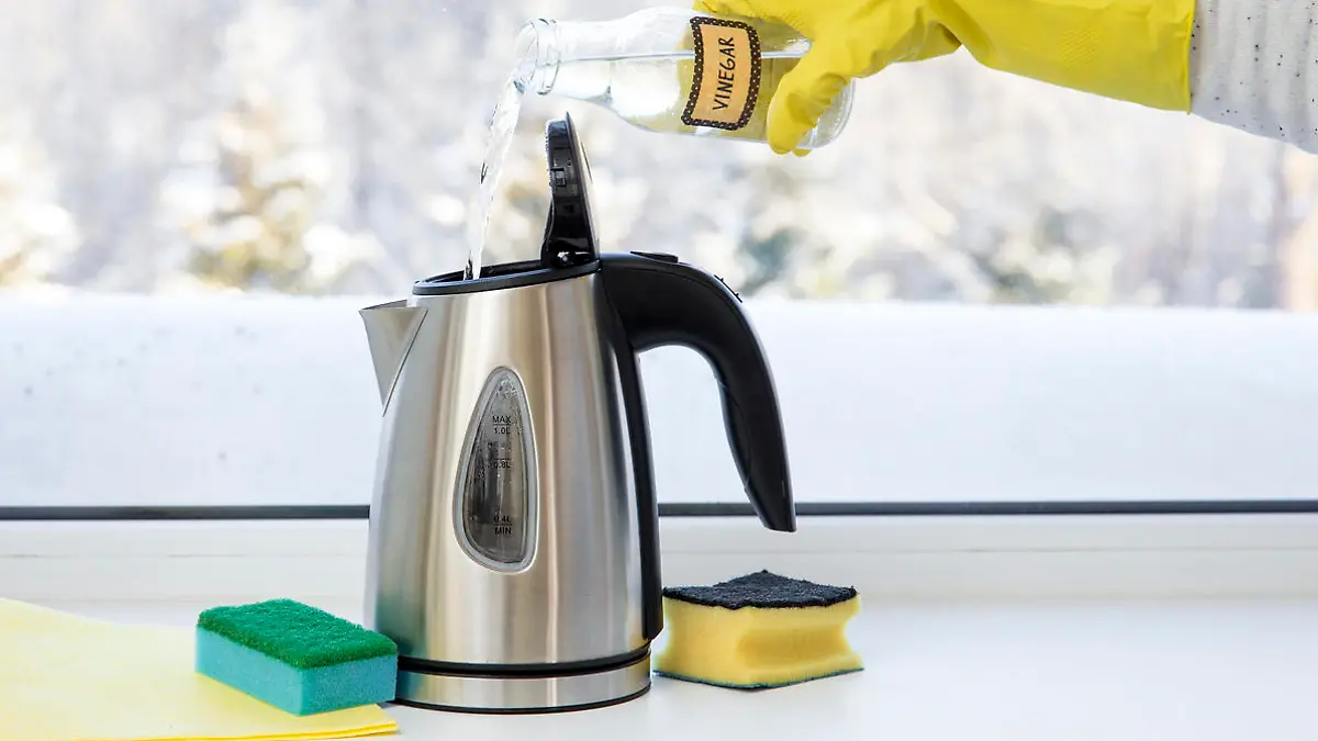 Wasserkocher und Kaffeemaschine werden dank Essigessenz wieder strahlend sauber.