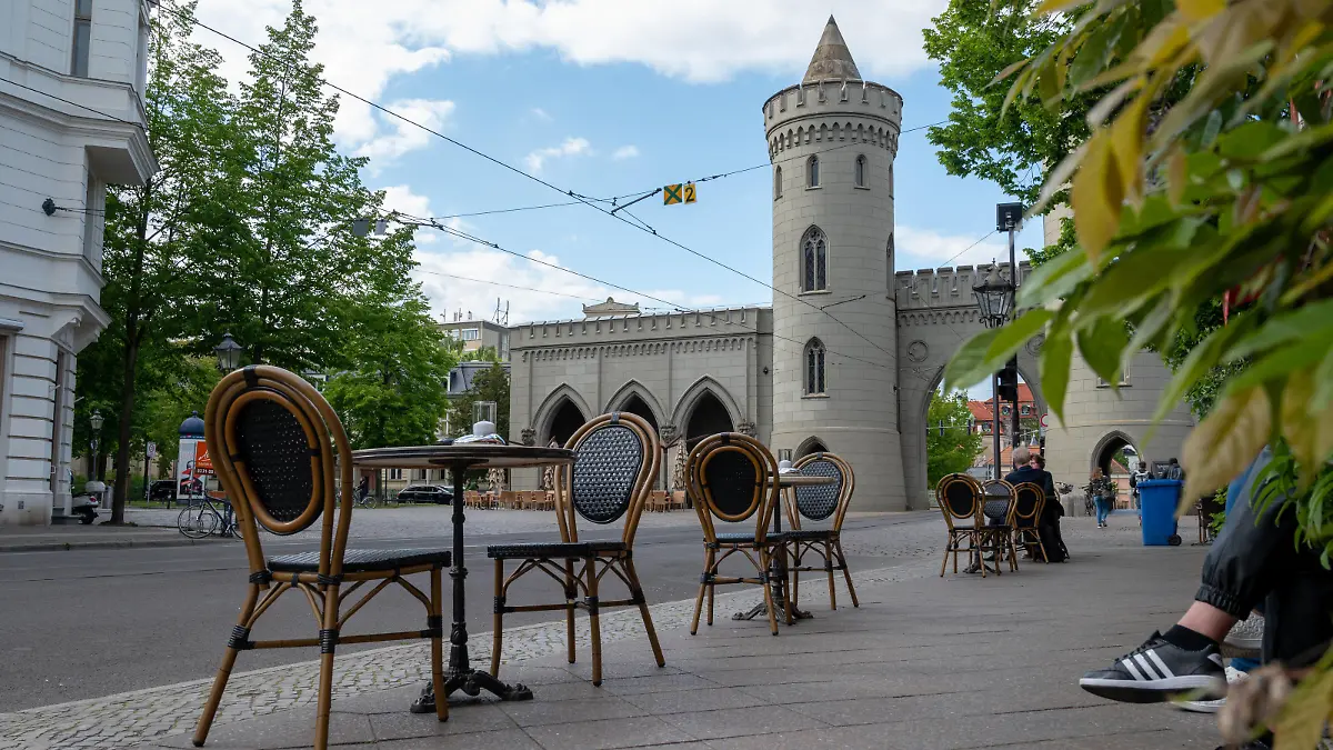 Potsdam Landeshauptstadt Brandenburg 15.05.2020 Wiederöffnung von Restaurants und Cafs HOLLÄNDISCHES VIERTEL Caf HEIDER NAUNER TOR Als PRÄVENTIVMASSNAHME zur Eindämmung von INFEKTIONEN durch das CORONAVIRUS COVID -19 ...für alle Personen - soweit möglich - ein Mindestabstand von 1,5 Meter copyright camera4/ Eberhard Thonfeld 200515Potsdam *** Potsdam State Capital Brandenburg 15 05 2020 Reopening of restaurants and cafs HOLLANDS VIERTEL Caf HEIDER NAUNER TOR As a PREVENTIVE MEASURE to contain INFECTIONS by the CORONAVIRUS COVID 19 for all persons as far as possible a minimum distance of 1.5 meters copyright camera4 Eberhard Thonfeld 200515Potsdam