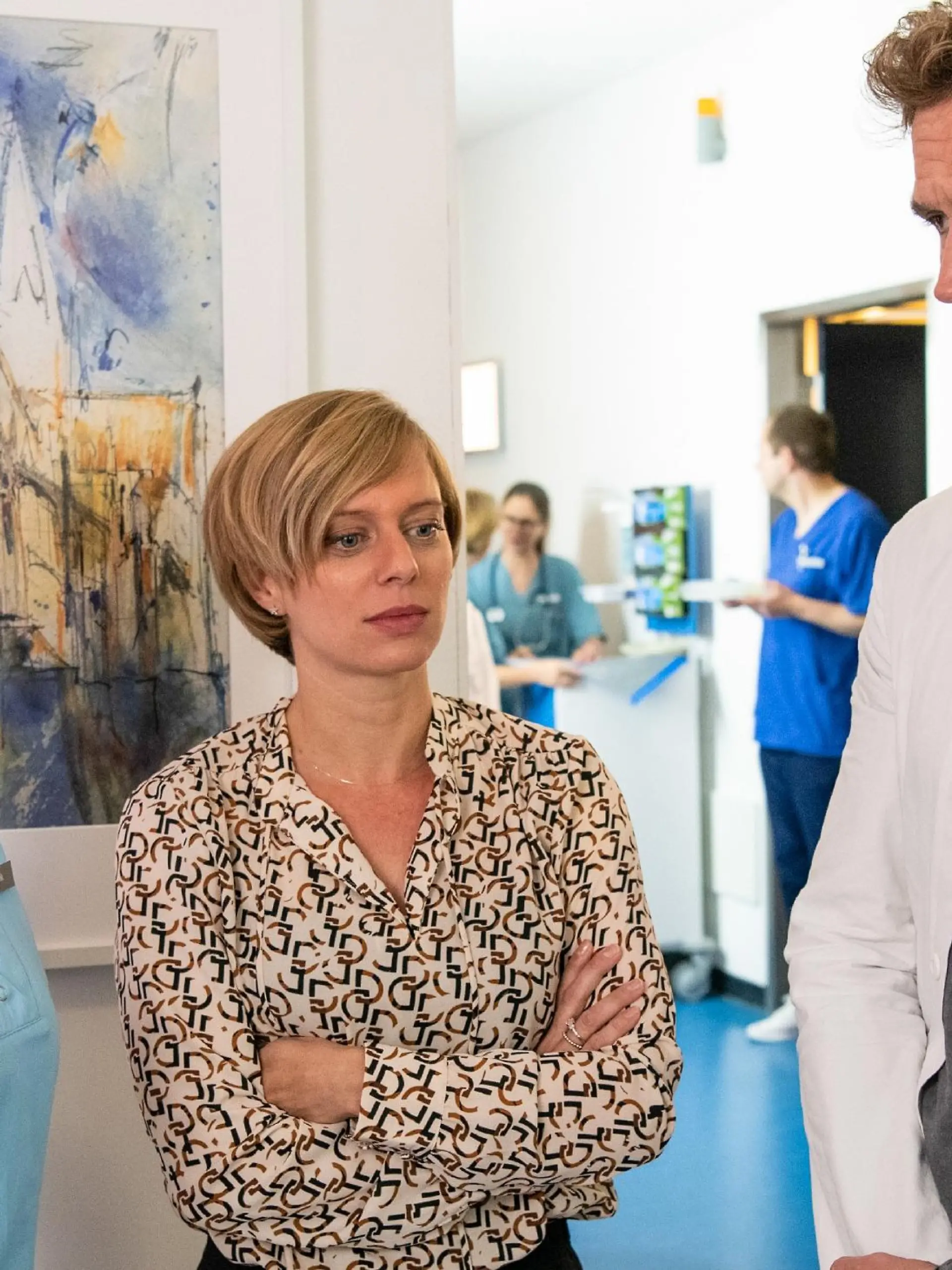 Ella (Ines Quermann, l.) und Dr. Sebastian Sander (Oliver Franck, r.) veruchen Johanna Heise (Juliette Greco, M.) von der notwendigen Impfung für ihre Tochter zu überzeugen.
Die Verwendung des sendungsbezogenen Materials ist nur mit dem Hinweis und Verlinkung auf TVNOW gestattet.