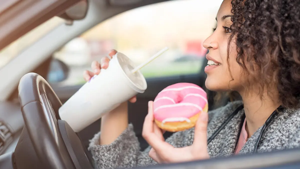 Trinken und essen: Was ist beim Autofahren erlaubt?