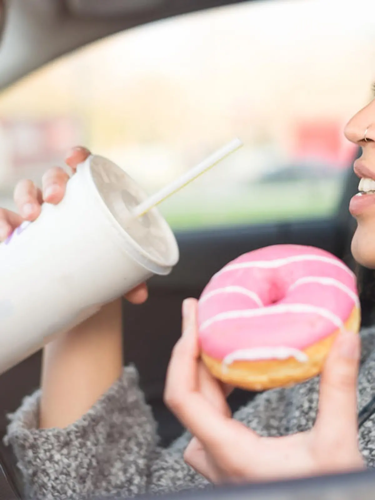 Trinken und essen: Was ist beim Autofahren erlaubt?