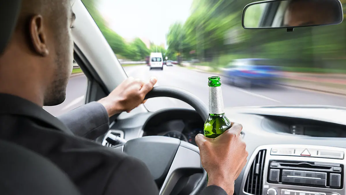 Alkohol trinken am Steuer kann fatale Folgen haben