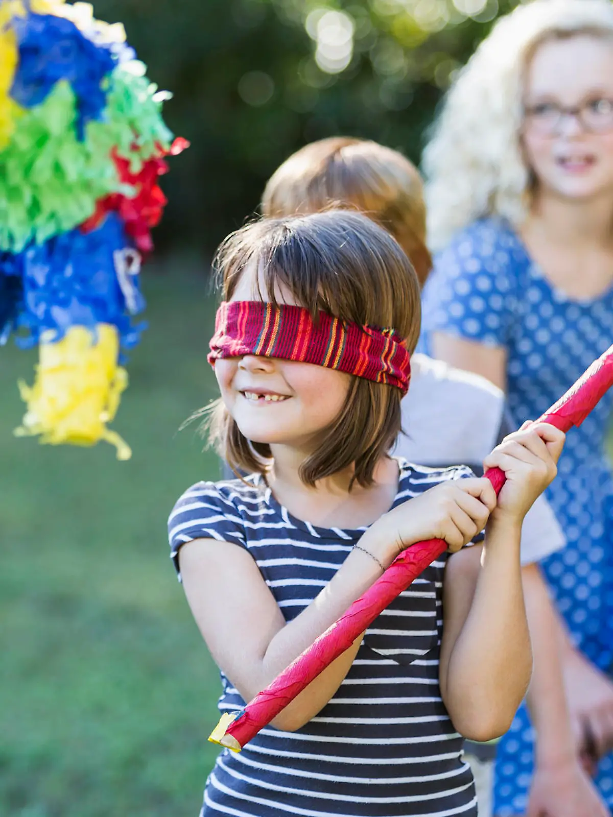 Kindern macht das Zerschlagen einer Piñata viel Spaß