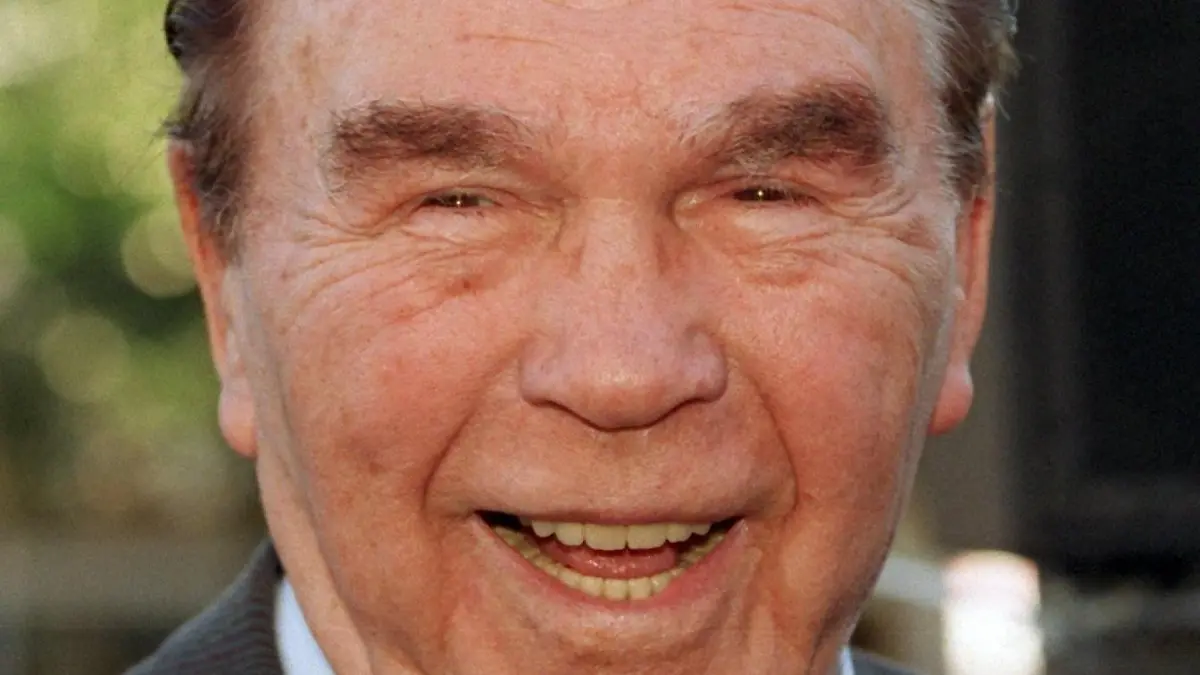 ARCHIV - 10.07.1997, Hamburg: Der ehemalige deutsche Schwergewichtsboxer Max Schmeling. (zu dpa: «Tiefschlag in die Geschichtsbücher: Schmeling auf dem Box-Thron») Foto: Kay Nietfeld/dpa +++ dpa-Bildfunk +++