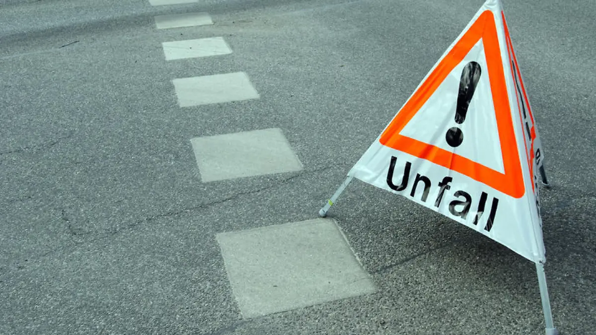 Schild Achtung Unfall
