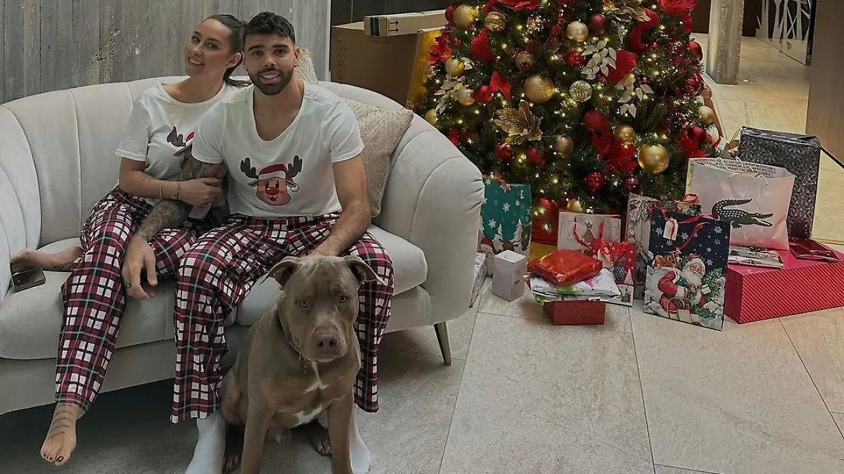 David Raya mit seiner Freundin Tatiana Trouboul und dem gemeinsamen Hund Goku.
