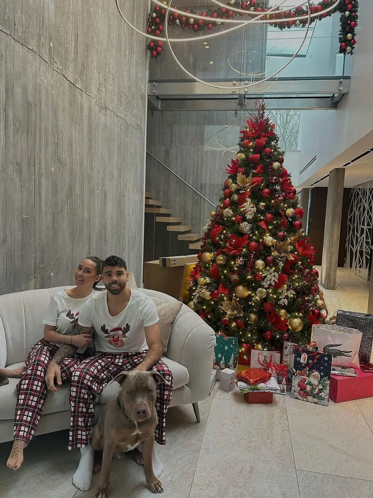 David Raya mit seiner Freundin Tatiana Trouboul und dem gemeinsamen Hund Goku.