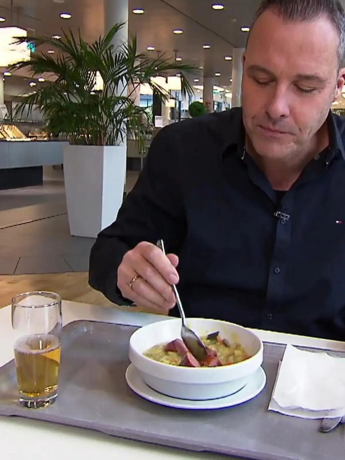 "Friss die Hälfte", kurz FDH, ist wohl eine der bekanntesten und ältesten Diäten. Aber wie gut ist das wirklich,  purzeln mit dieser Ernährungsweise die Pfunde und was passiert sonst noch mit dem Körper? RTL-Punkt-12-Reporter Thorsten Sleegers hat das getestet. Wie es ihm ergangen ist, sehen Sie im Video.