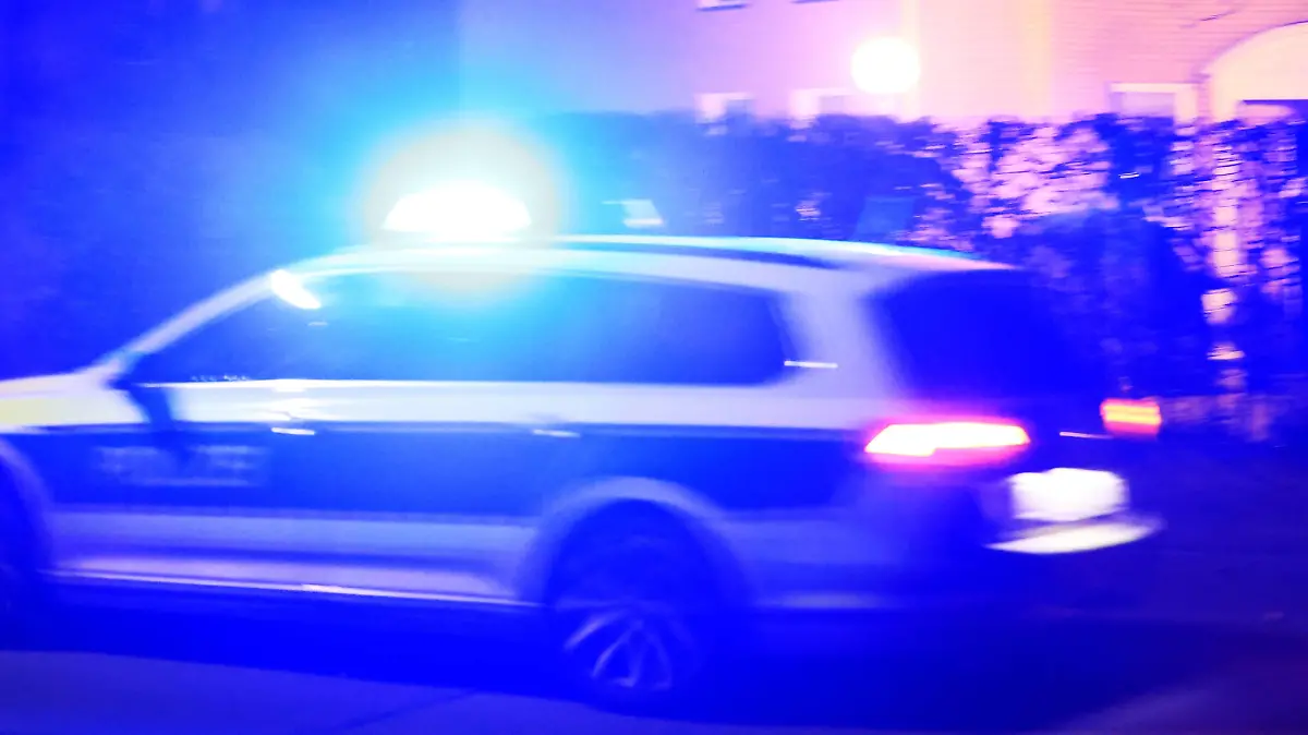 Neujahr 2023 in Osnabrueck, Niedersachsen am 01.01.2023, ein Polizeiauto fährt mit Blaulicht durch die Straße. Foto: PaetzelPress Osnabrueck Osnabrueck Niedersachsen Deutschland *** New Year 2023 in Osnabrueck, Lower Saxony on 01 01 2023, a police car drives with blue light through the street Photo PaetzelPress Osnabrueck Osnabrueck Lower Saxony Germany