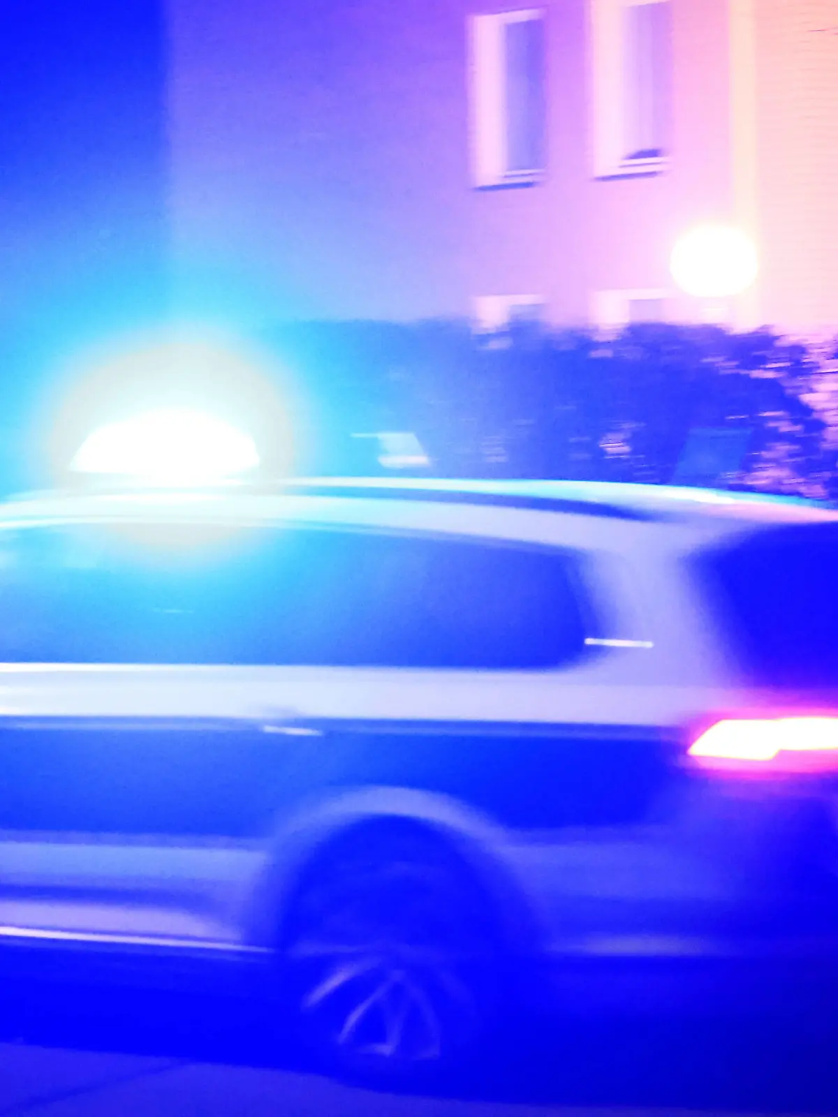  Neujahr 2023 in Osnabrueck, Niedersachsen am 01.01.2023, ein Polizeiauto fährt mit Blaulicht durch die Straße. Foto: PaetzelPress Osnabrueck Osnabrueck Niedersachsen Deutschland *** New Year 2023 in Osnabrueck, Lower Saxony on 01 01 2023, a police car drives with blue light through the street Photo PaetzelPress Osnabrueck Osnabrueck Lower Saxony Germany