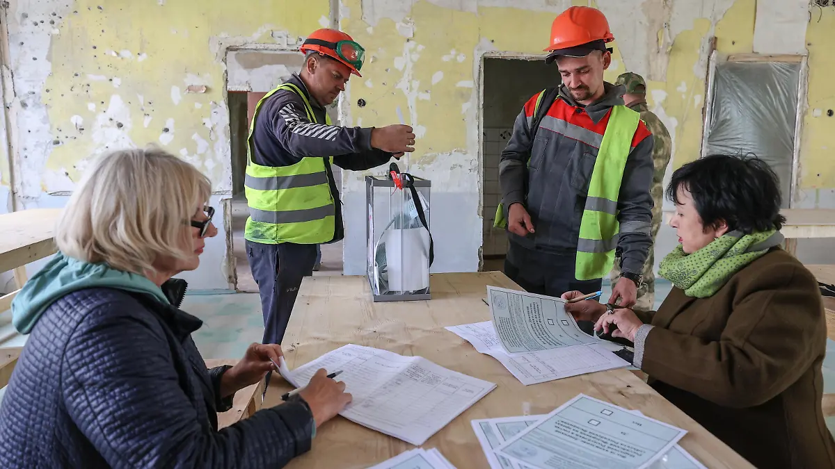 MARIUPOL, DONETSK PEOPLE'S REPUBLIC - SEPTEMBER 25, 2022: Field voting in a referendum on the Donetsk Peoples Republic joining Russia. The Donetsk People's Republic, the Lugansk People's Republic, Kherson and Zaporizhzhya Regions hold the referendums on joining Russia on September 23-27. Yegor Aleyev/TASS / action press