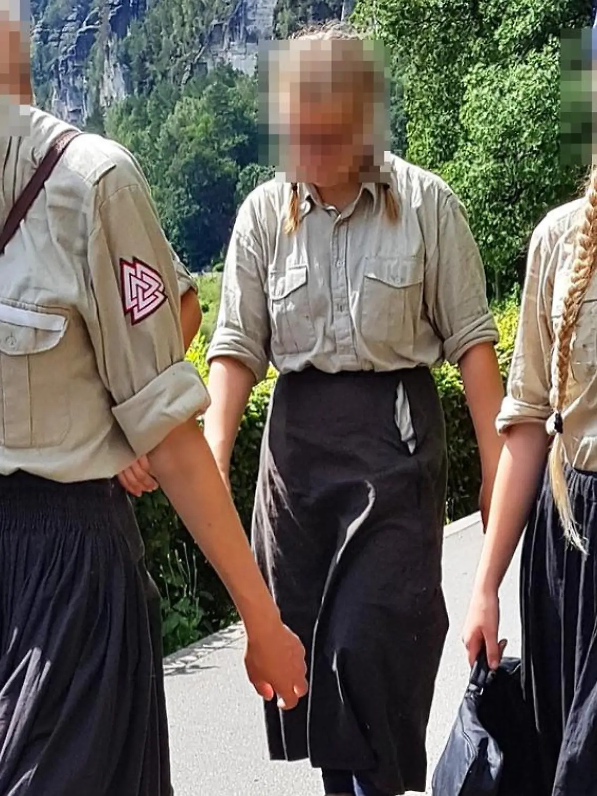 Junge Frauen mit verdächtigen Abzeichen in Dresden