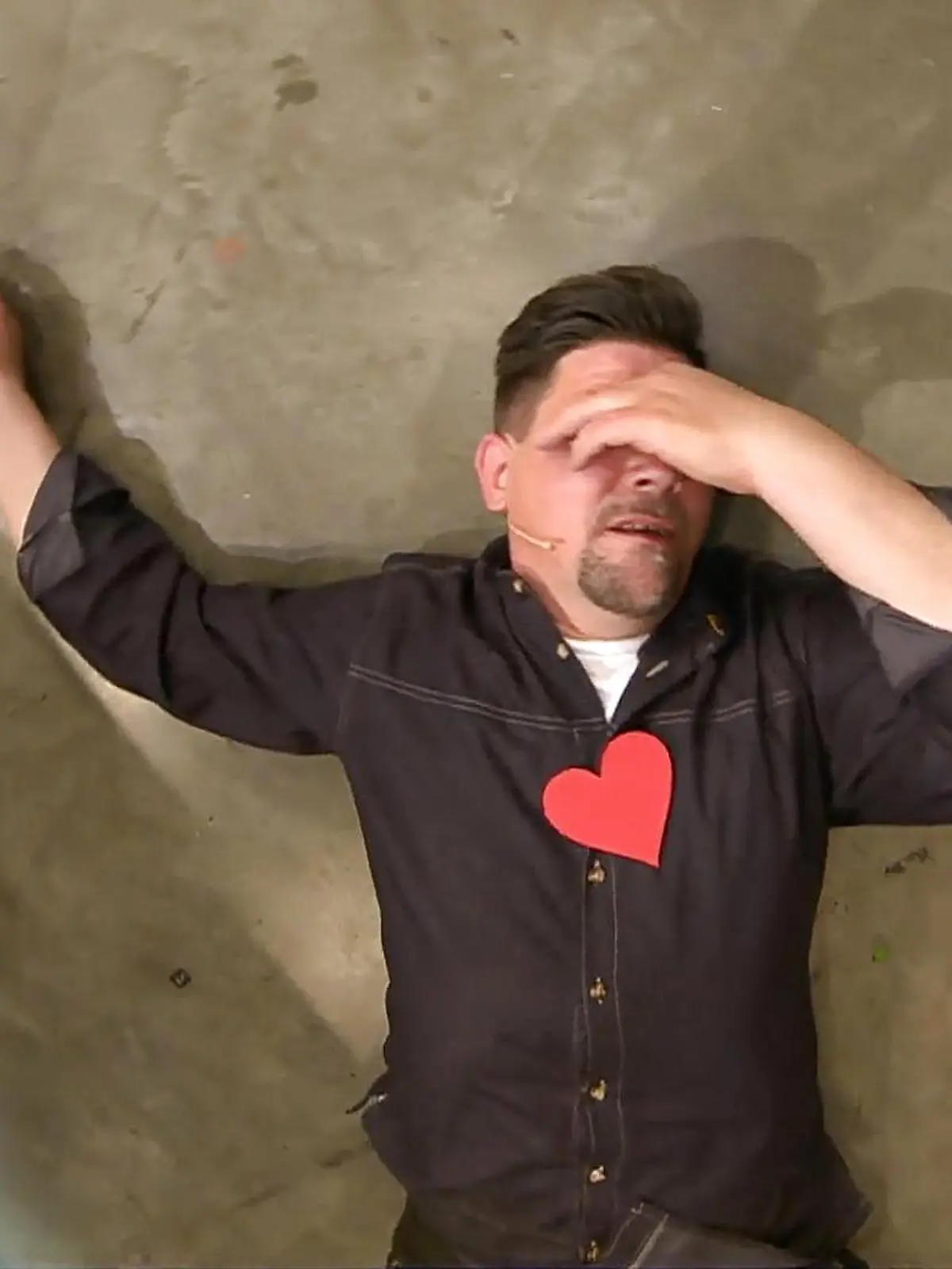 Tim Mälzer geht im Duell gegen Steffen Henssler bei "Grill den Henssler" plötzlich zu Boden.