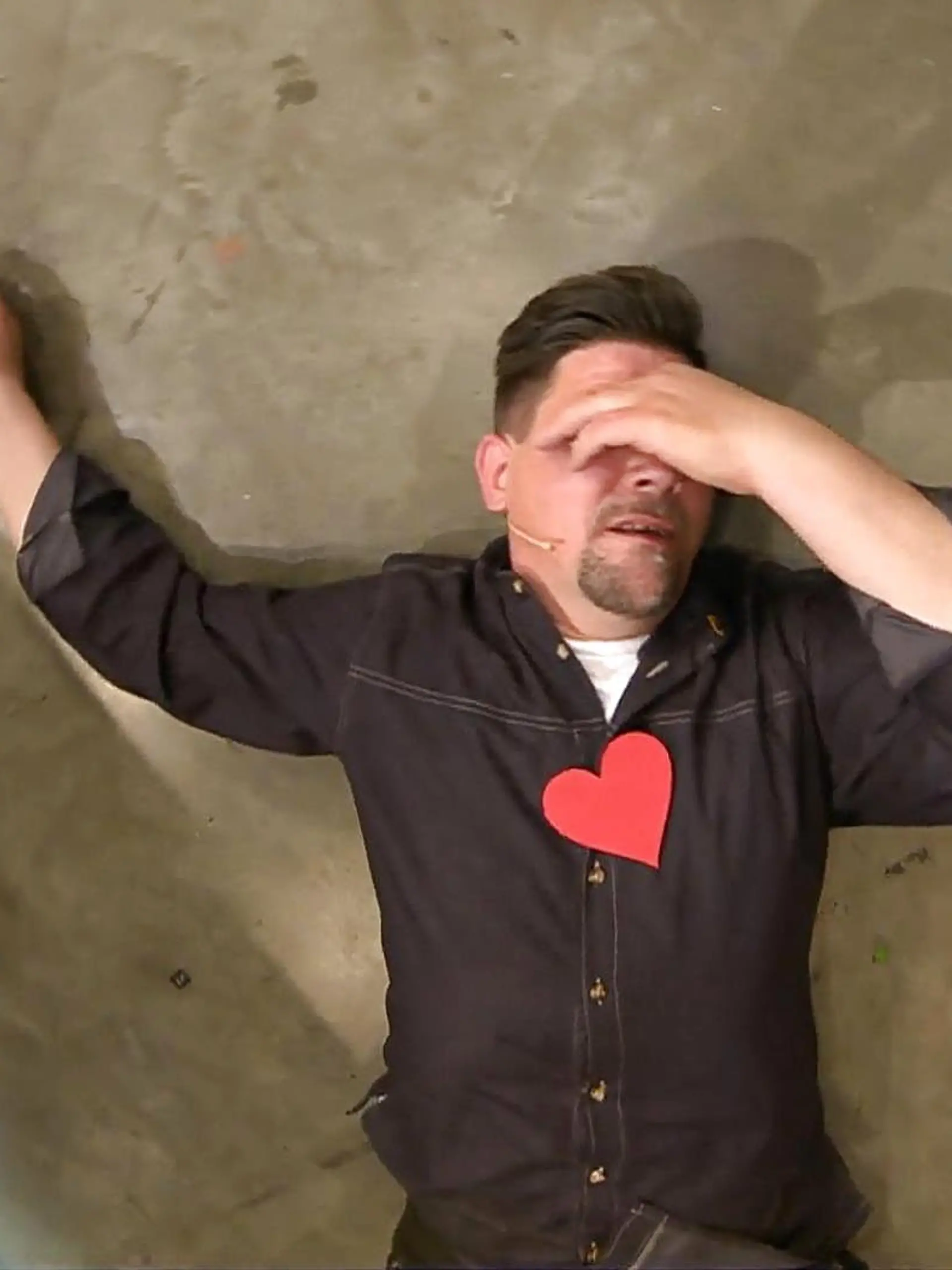 Tim Mälzer geht im Duell gegen Steffen Henssler bei "Grill den Henssler" plötzlich zu Boden.