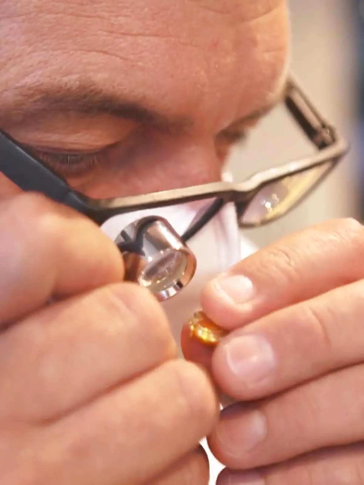 Noch nie war Gold so viel wert wie heute. Aber was erhält man beim Goldhändler für den eigenen Schmuck aus der Schatulle? "Superhändler" Sükrü Pehlivan gibt Tipps für den Goldverkauf.