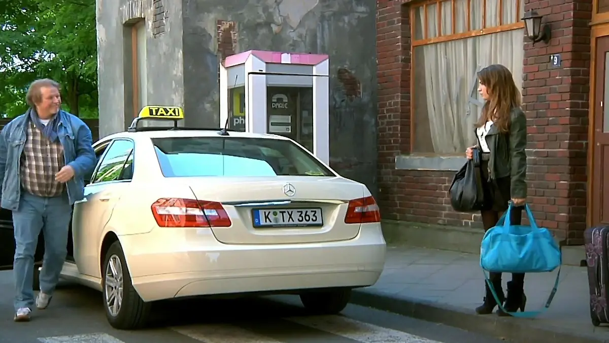 sarah taxi