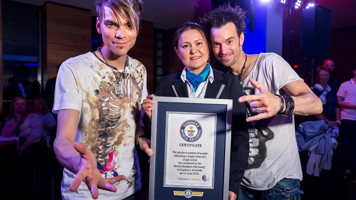 Die "Ehrlich Brothers" Christian (l.) und Andreas (r.) nach der Show mit ihrem offizielle Guiness- Weltrekord