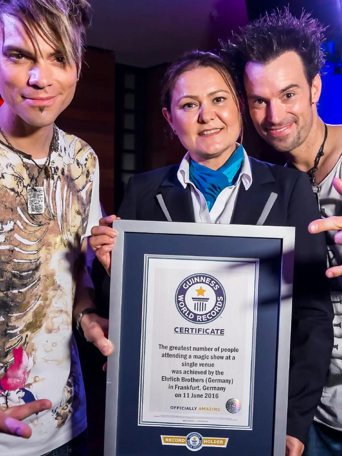 Die "Ehrlich Brothers" Christian (l.) und Andreas (r.) nach der Show mit ihrem offizielle Guiness- Weltrekord