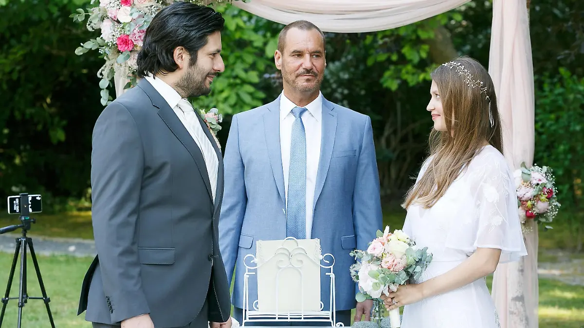 Nathalie (Amrei Haardt) und Maximilian (Francisco Medina) besiegeln ihre Liebe, Richard (Silvan-Pierre Leirich, M.) führt die Trauungszeremonie durch.
Die Verwendung des sendungsbezogenen Materials ist nur mit dem Hinweis und Verlinkung auf TVNOW gestattet.