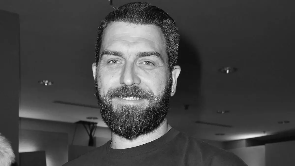 ARCHIV - 21.12.2018, Berlin: Ingo Kantorek, Schauspieler der Reality-Soap «Köln 50667» bei RTL II, serviert bei Frank Zanders 24. Weihnachtsfeier für Obdachlose und Bedürftige 2018 im Estrel Convention Center. Der Darsteller und seine Frau sind bei einem Unfall auf einem Autobahnparkplatz in Baden-Württemberg in der Nacht zum 16.08.2019 ums Leben gekommen. (zu dpa "TV-Darsteller Kantorek und Frau sterben bei Unfall an Autobahn") Foto: Nicole Kubelka/Geisler-Fotopress/dpa +++ dpa-Bildfunk +++