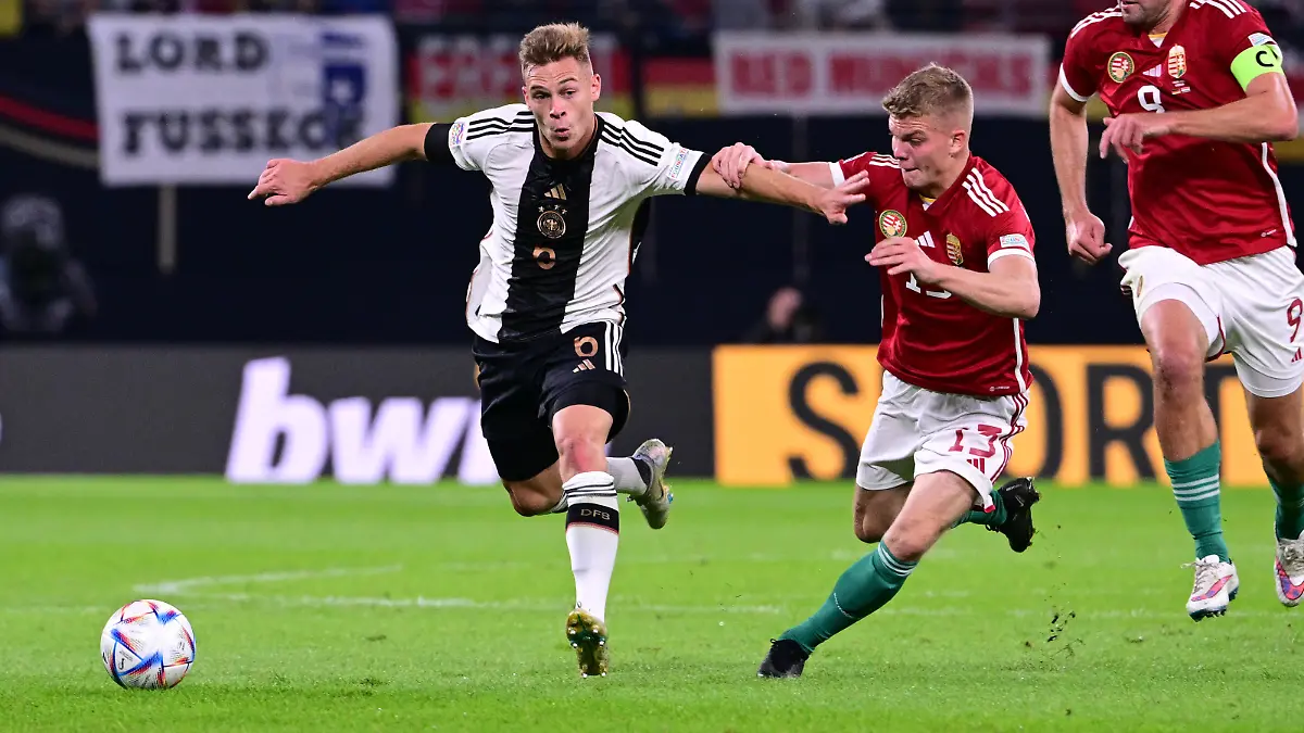 Joshua Kimmich (Deutschland) im Zweikampf, Aktion, mit Andras Schafer (Ungarn), Deutschland vs. Ungarn, Fussball, Nations League, 5. Spieltag, 23.09.2022
DFB regulations prohibit any use of photographs as image sequences and/or quasi-video / action press