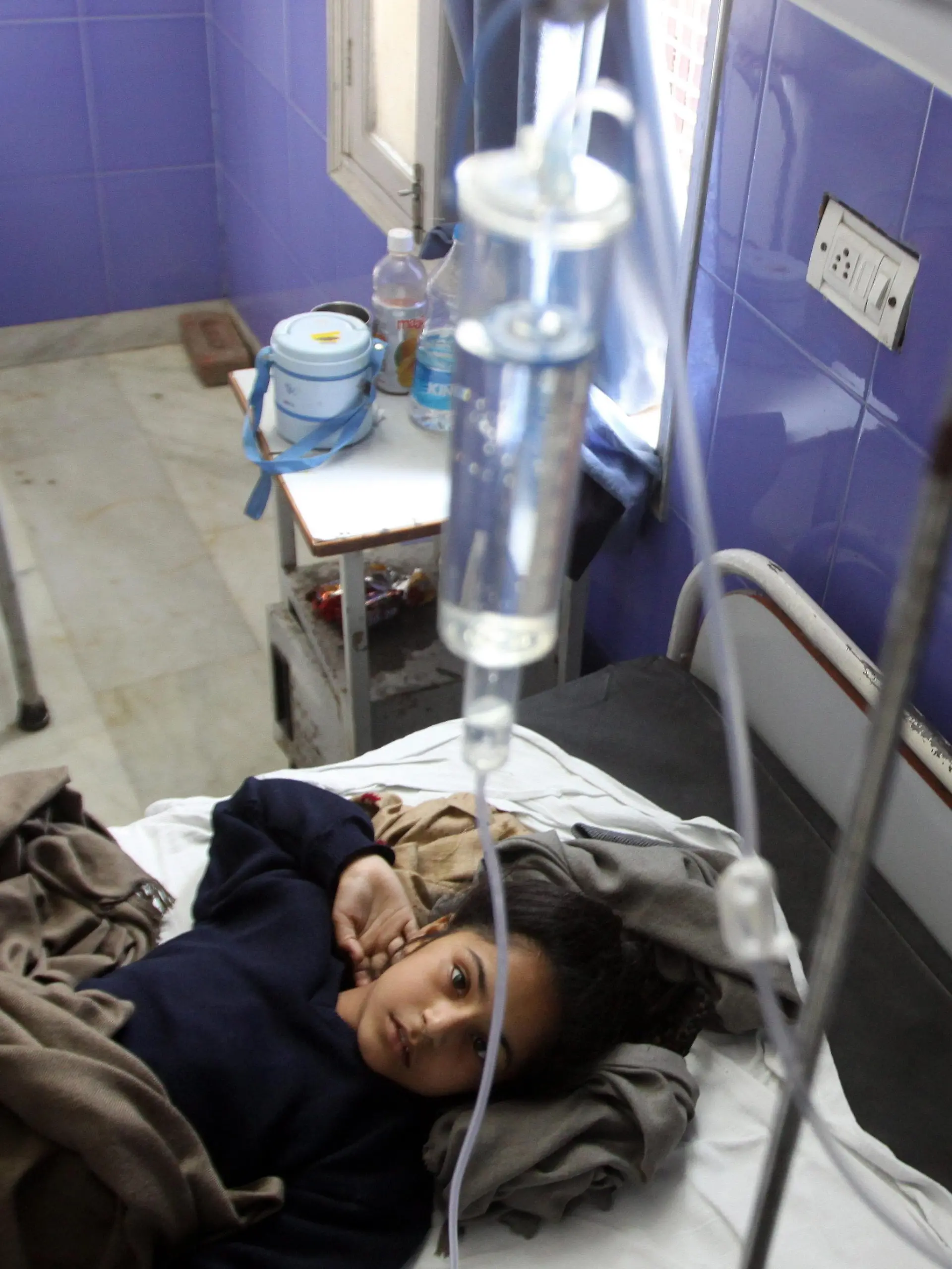 epa03609049 Indian child Navdeep undergoes treatment at a hospital at Nakodar, some 25 kms from northern city of Jalandhar, India, 04 March 2013 after a school bus collided with a truck. According to news reports, at least 11 children and driver were killed and a tleast 10 more children injured when a school bus carrying children collided with a brick-laden truck on the morning of 04 March. EPA/RAMINDER PAL SINGH ++