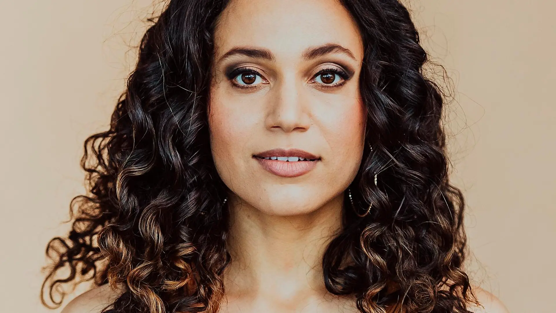 Lisandra Bardél spielt "Malu Santos-Albrecht"
Die Verwendung des sendungsbezogenen Materials ist nur mit dem Hinweis und Verlinkung auf TVNOW gestattet.