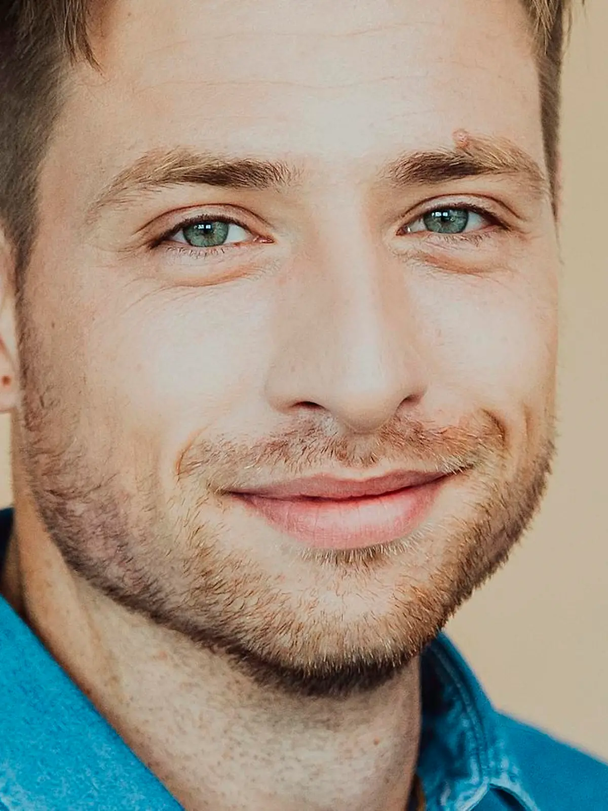 Dominik Flade spielt "Yannick Ziegler"

Die Verwendung des sendungsbezogenen Materials ist nur mit dem Hinweis und Verlinkung auf TVNOW gestattet.