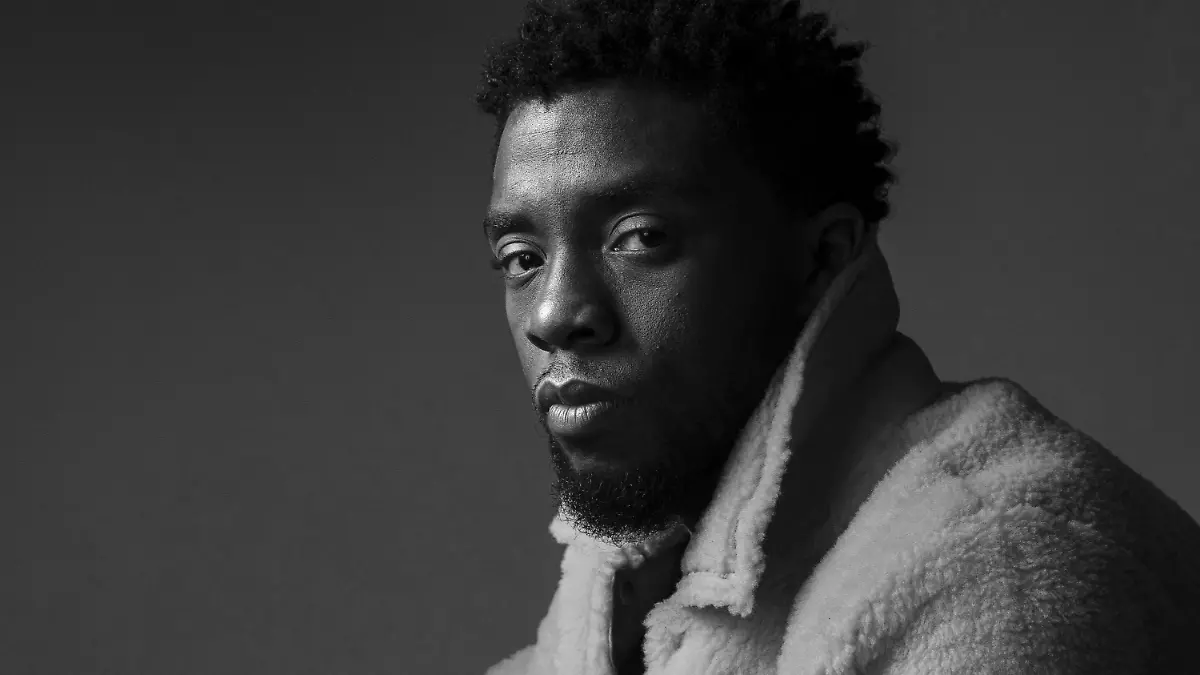 ARCHIV - 20.02.2018, USA, New York: Chadwick Boseman, US-Schauspieler, bei einem Fototermin für den Film «Black Panther». Der amerikanische Schauspieler Chadwick Boseman, der als «Black Panther»-Star bekannt wurde, ist tot. Der 43-Jährige sei an Krebs gestorben, teilte seine Familie am 28.08.2020 «mit unermesslicher Trauer» auf Twitter und Instagram mit. Demnach litt der schwarze Darsteller seit 2016 an Darmkrebs. Foto: Victoria Will/Invision/dpa +++ dpa-Bildfunk +++