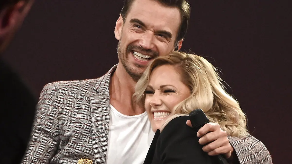 ARCHIV - 02.11.2019, Nordrhein-Westfalen, Dortmund: Die Schlagersänger Florian Silbereisen und Helene Fischer umarmen sich herzlich während der ARD-Show "Schlagerbooom 2019" auf der Bühne der Westfalenhalle. (zu dpa-KORR Leute, über die wir gesprochen haben) Foto: Henning Kaiser/dpa +++ dpa-Bildfunk +++