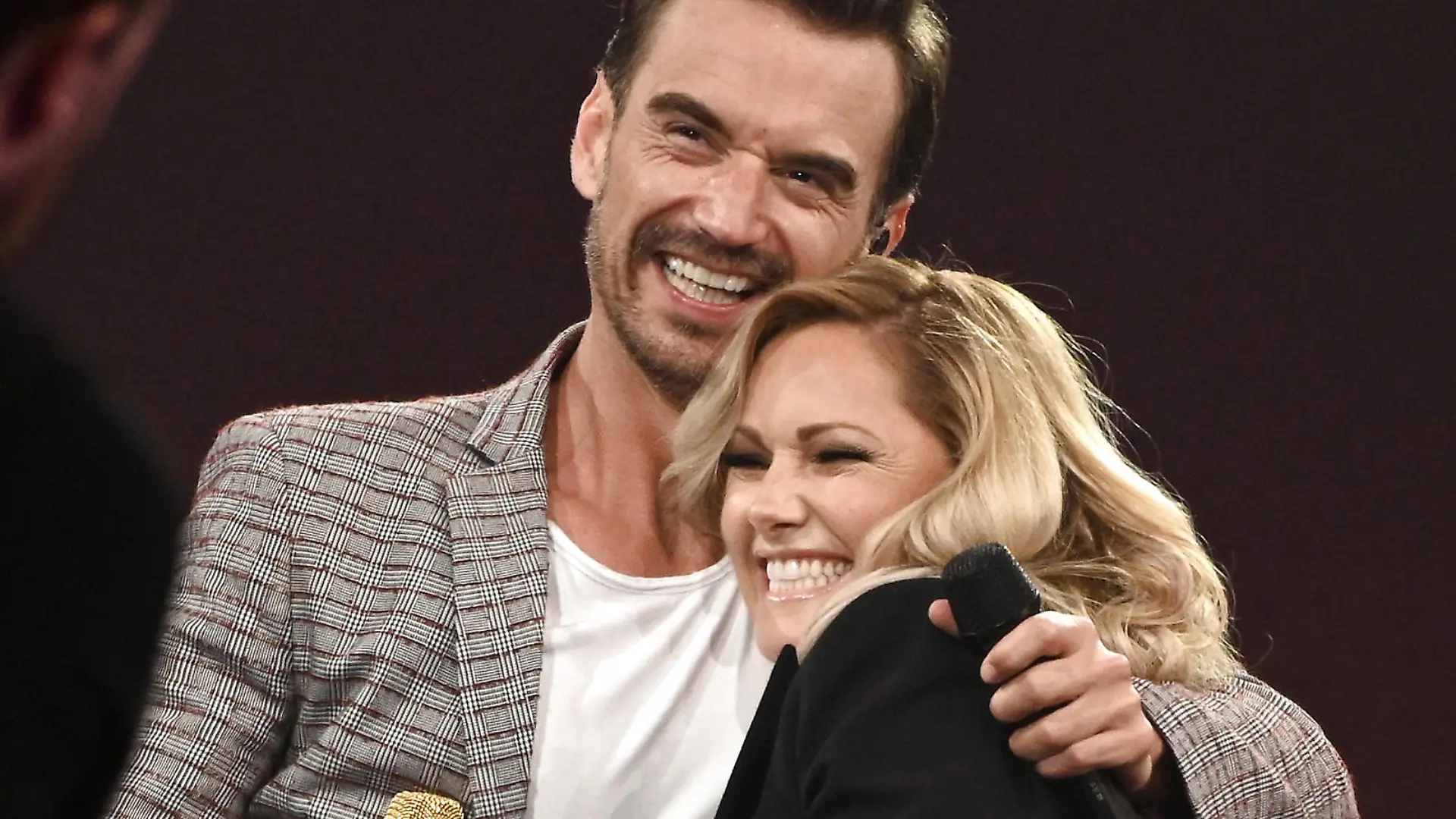 ARCHIV - 02.11.2019, Nordrhein-Westfalen, Dortmund: Die Schlagersänger Florian Silbereisen und Helene Fischer umarmen sich herzlich während der ARD-Show "Schlagerbooom 2019" auf der Bühne der Westfalenhalle. (zu dpa-KORR Leute, über die wir gesprochen haben) Foto: Henning Kaiser/dpa +++ dpa-Bildfunk +++