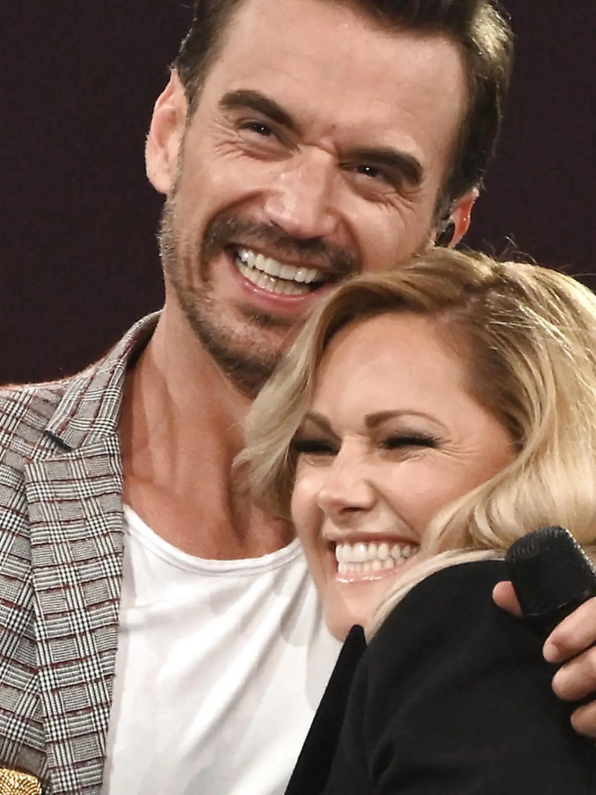 ARCHIV - 02.11.2019, Nordrhein-Westfalen, Dortmund: Die Schlagersänger Florian Silbereisen und Helene Fischer umarmen sich herzlich während der ARD-Show "Schlagerbooom 2019" auf der Bühne der Westfalenhalle. (zu dpa-KORR Leute, über die wir gesprochen haben) Foto: Henning Kaiser/dpa +++ dpa-Bildfunk +++