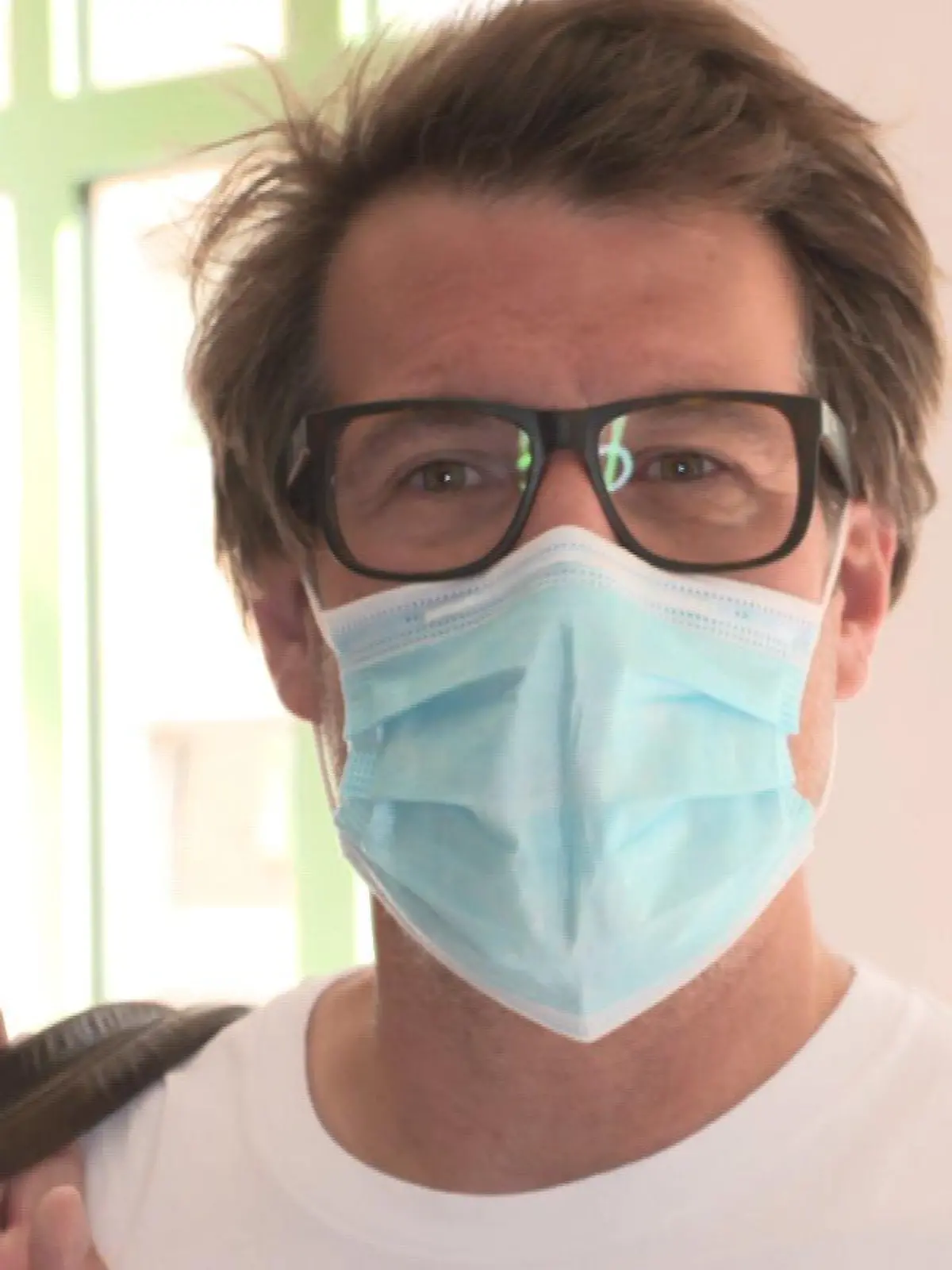 Supertalent-Moderator Daniel Hartwich trägt Maske am Set
