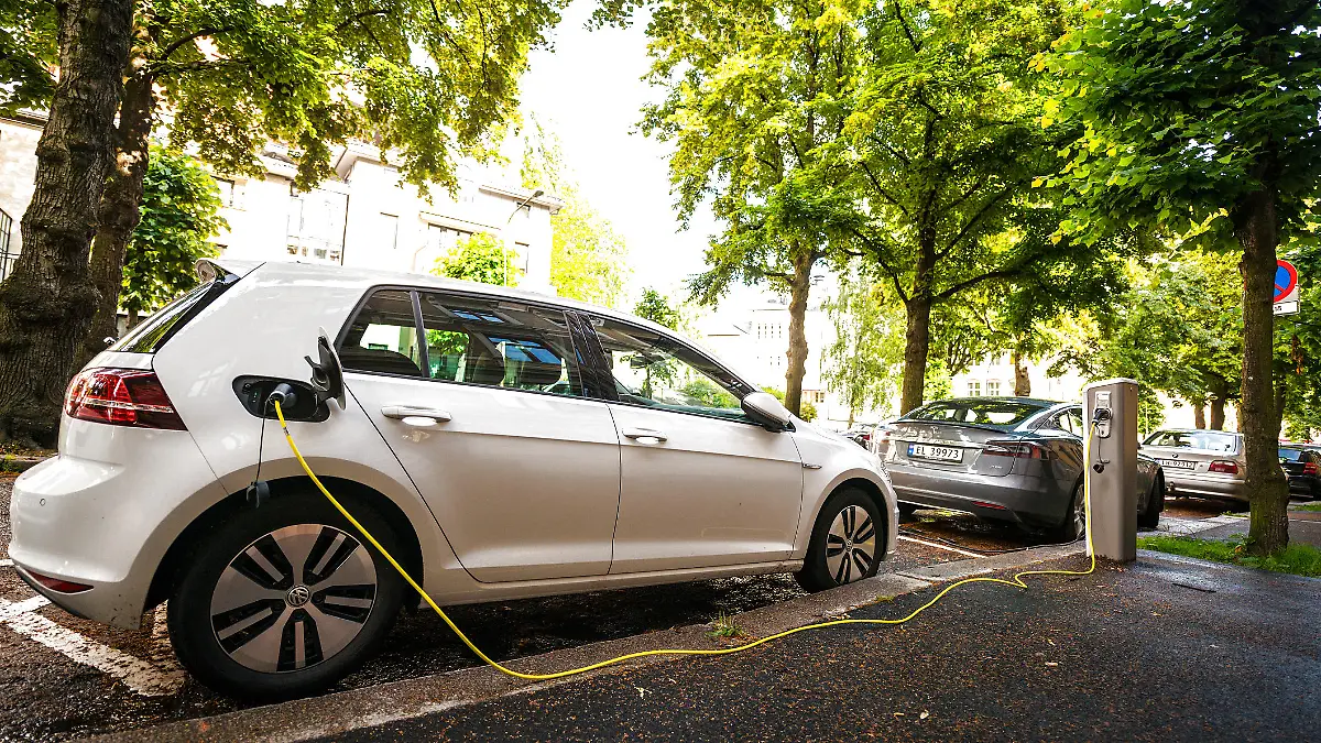Immer häufiger begegnen uns im Straßenverkehr Elektroautos.