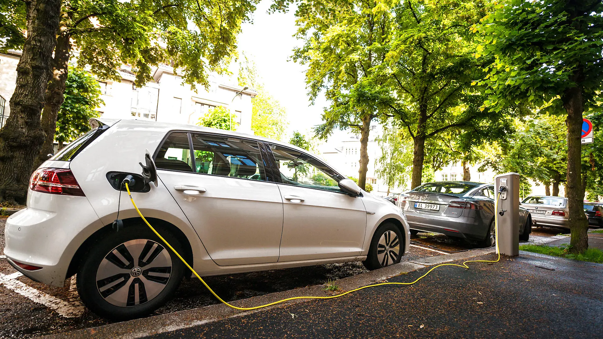 Immer häufiger begegnen uns im Straßenverkehr Elektroautos.