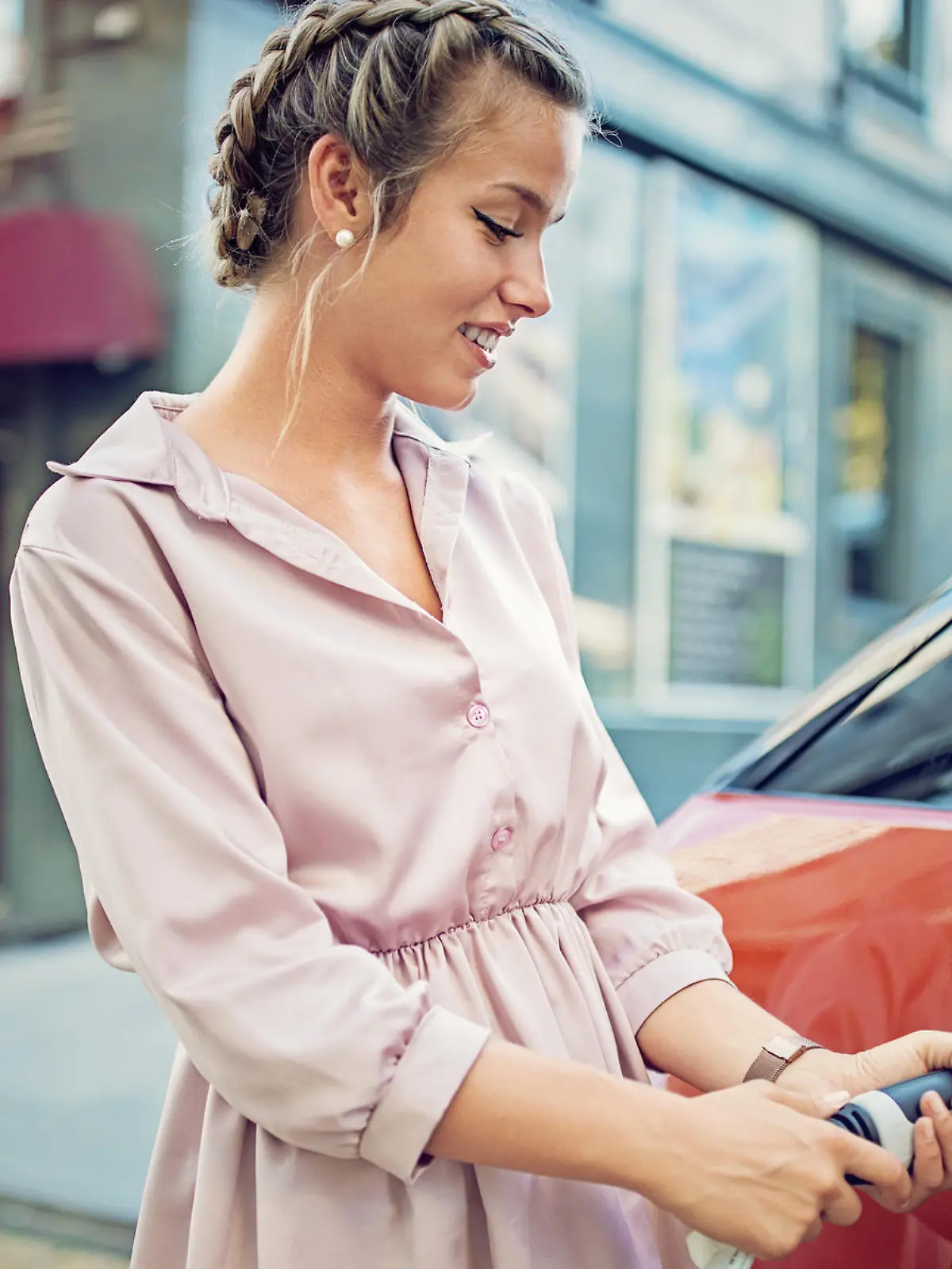 Immer mehr Elektroautos surren auf den Straßen.