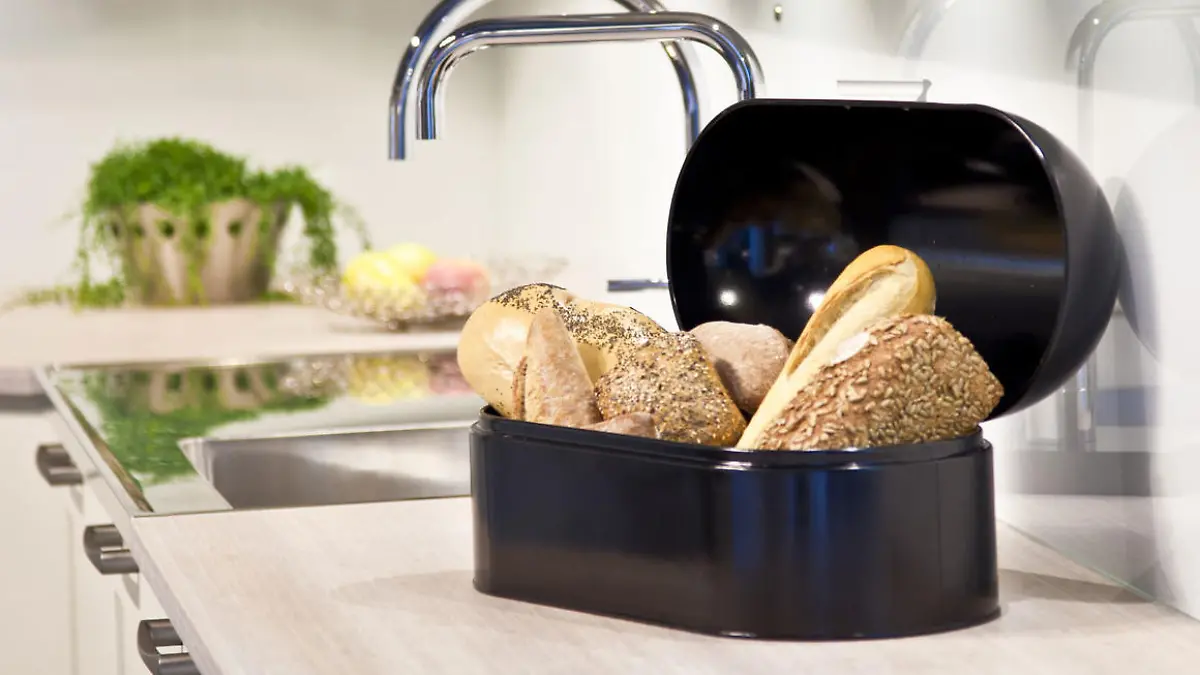 Brotkasten mit Brötchen