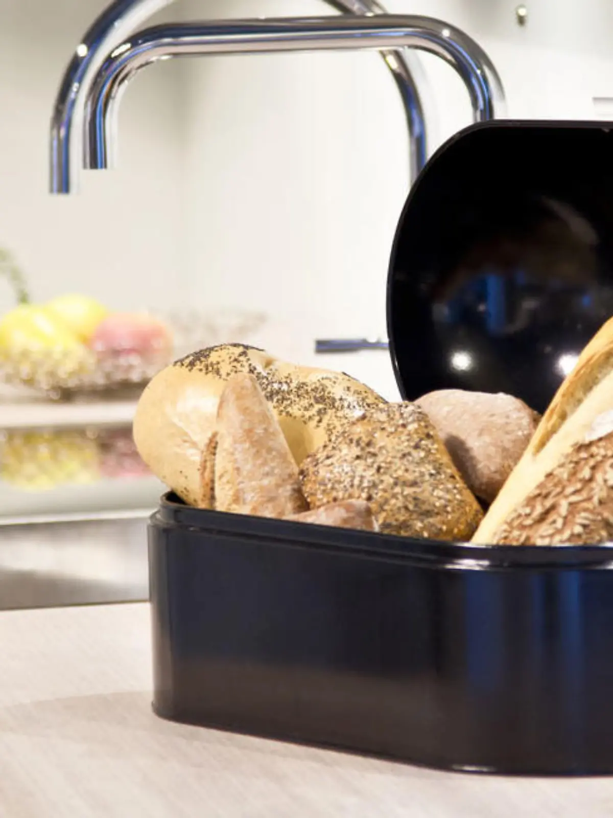 Brotkasten mit Brötchen