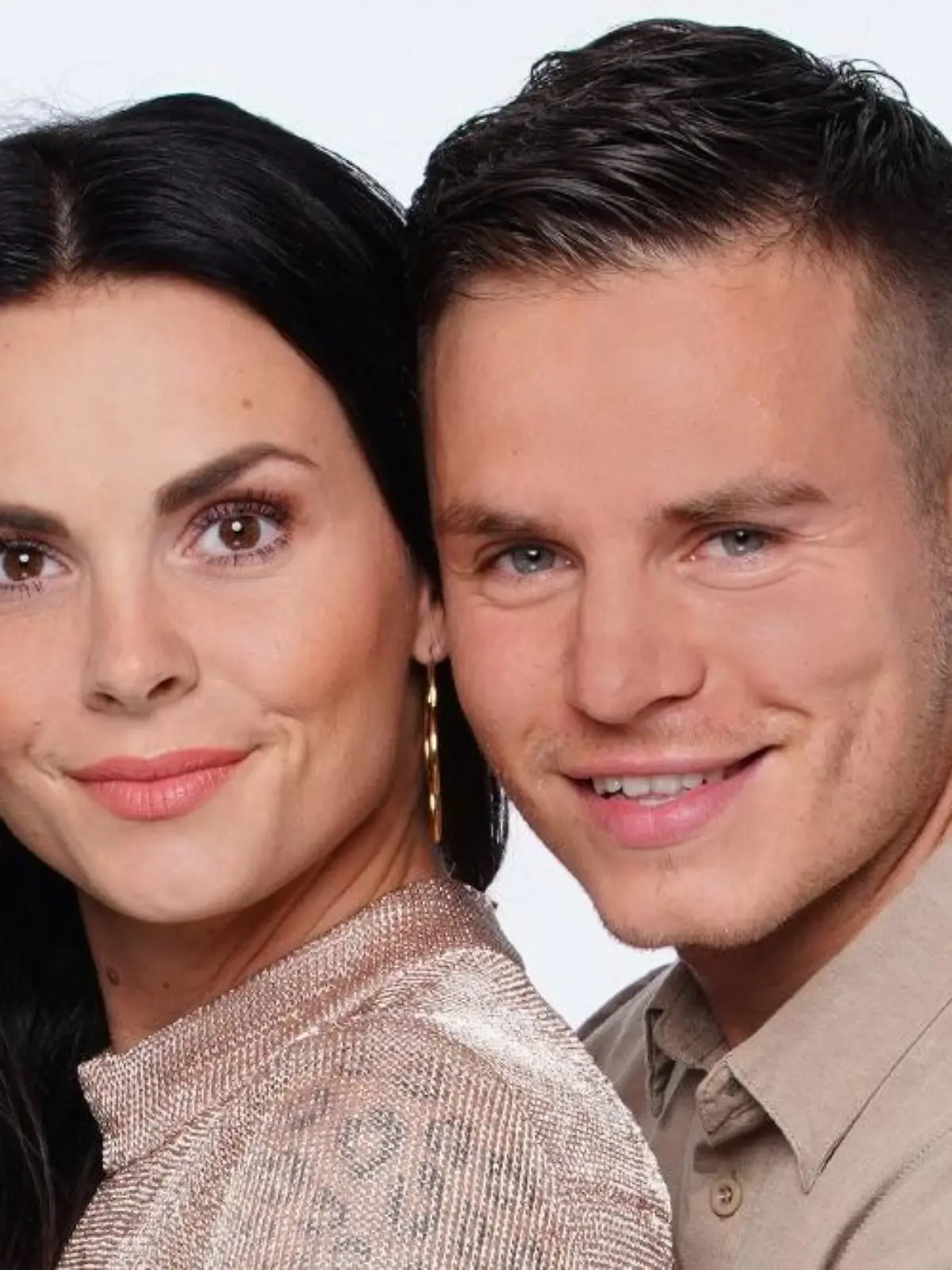 Der Sänger Henning Merten (32) und der Reality-TV-Star Denise Kappés (29).


Die Verwendung des sendungsbezogenen Materials ist nur mit dem Hinweis und Verlinkung auf TVNOW gestattet.