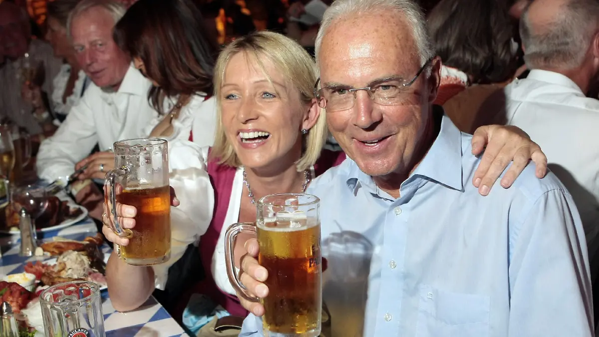 Fussballlegende Franz Beckenbauer und seine Frau Heidi feiern am Montag (10.08.2009) in Timmendorfer Strand bei Lübeck beim Oktoberfest. Das erste Oktoberfest des Jahres findet vom 07. bis 16. August 2009 mit zahlreichen prominenten Gästen an der Ostsee statt. Foto: Ulrich Perrey dpa/lno   +++(c) dpa - Bildfunk+++