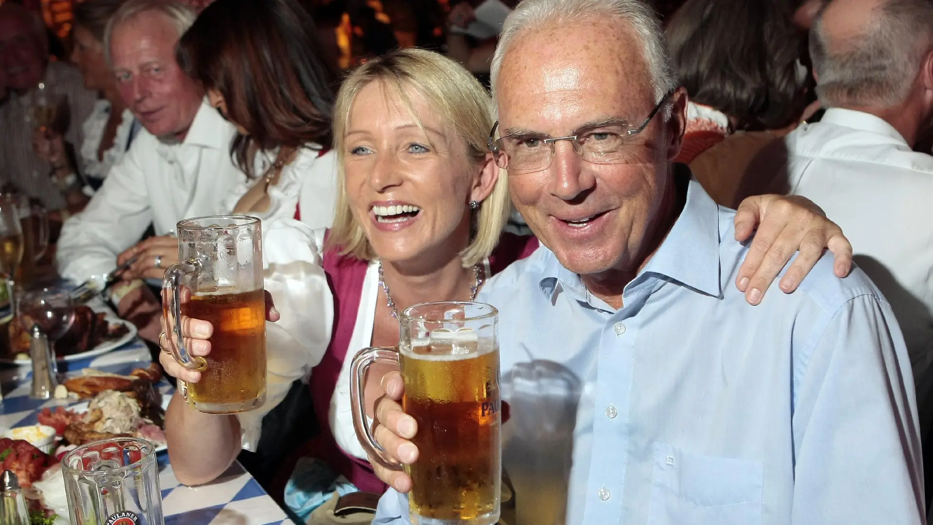 Fussballlegende Franz Beckenbauer und seine Frau Heidi feiern am Montag (10.08.2009) in Timmendorfer Strand bei Lübeck beim Oktoberfest. Das erste Oktoberfest des Jahres findet vom 07. bis 16. August 2009 mit zahlreichen prominenten Gästen an der Ostsee statt. Foto: Ulrich Perrey dpa/lno +++(c) dpa - Bildfunk+++