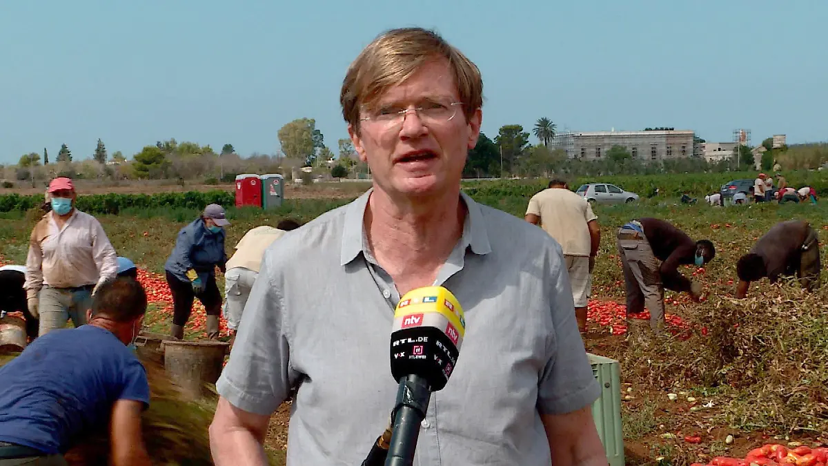 RTL-Korrespondent Udo Gümpel war bei der Tomatenernte in Nardo dabei.