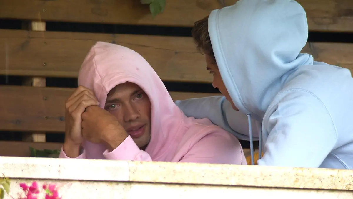 Josua ist traurig, da Chiara sich von ihm getrennt hat.