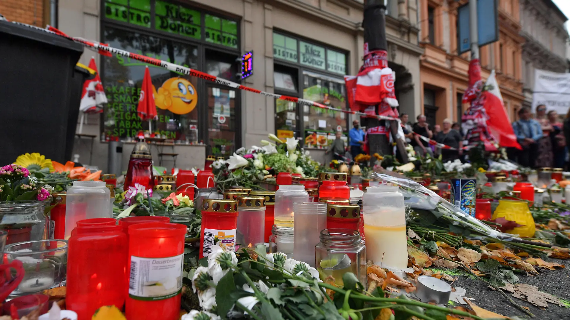 ARCHIV - 13.10.2019, Sachsen-Anhalt, Halle (Saale): Blumen und Kerzen erinnern vor dem Kiez Döner an die Opfer eines rechtsextremen Anschlags. (zu dpa «Nach Anschlag in Halle: Zeichen der Anteilnahme werden archiviert») Foto: Hendrik Schmidt/zb/dpa +++ dpa-Bildfunk +++