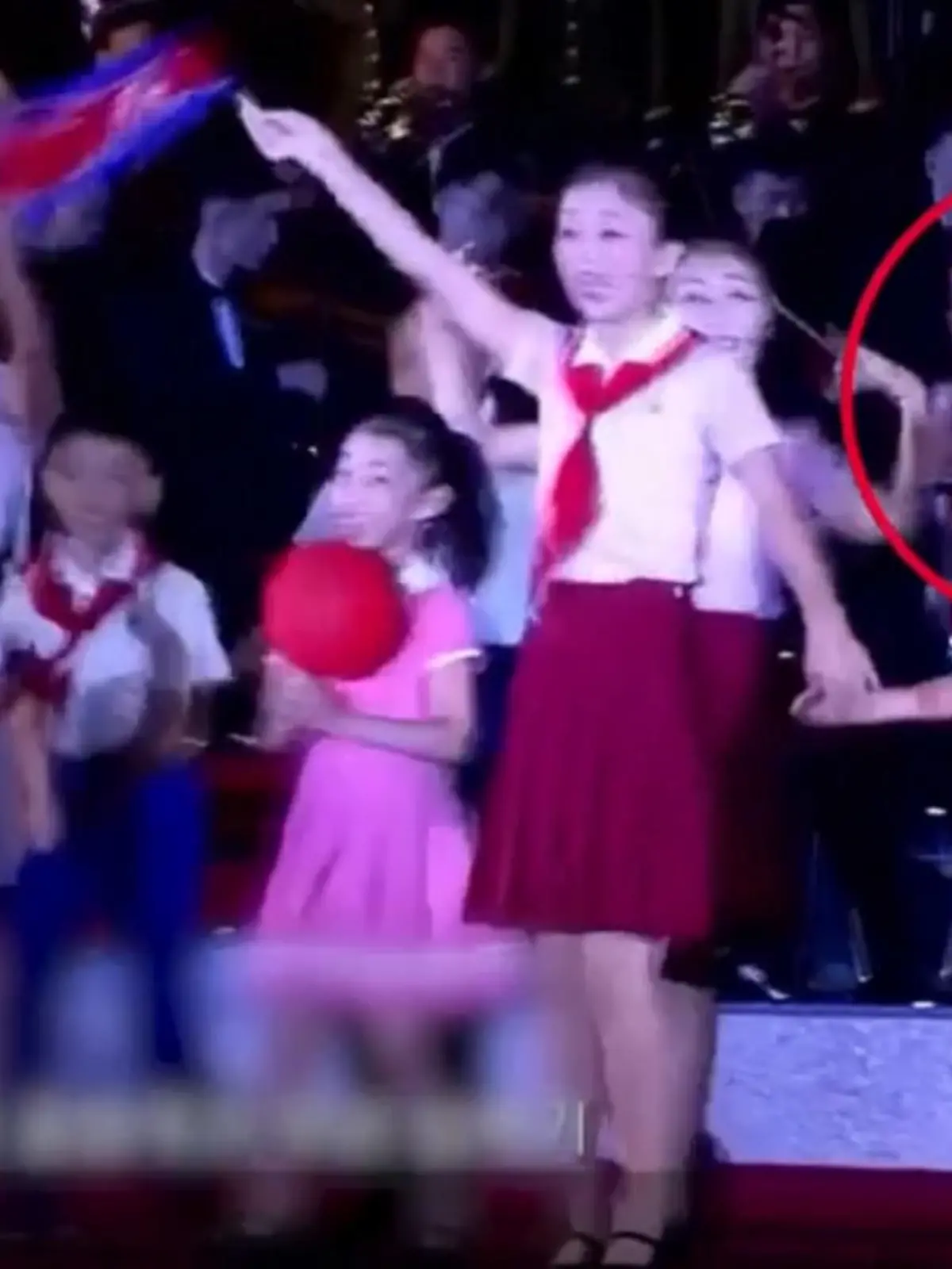 Noch nie hat der nordkoreanische Diktator Kim Jong Un seine Kinder in der Öffentlichkeit präsentiert – bis jetzt! Bei einem TV-Auftritt sollen er und seine Frau einem Mädchen besonders nah gekommen sein. Experten sind sich sicher, dass es sich um die Tochter von Nordkoreas Machthaber handeln muss. Mehr dazu im Video.