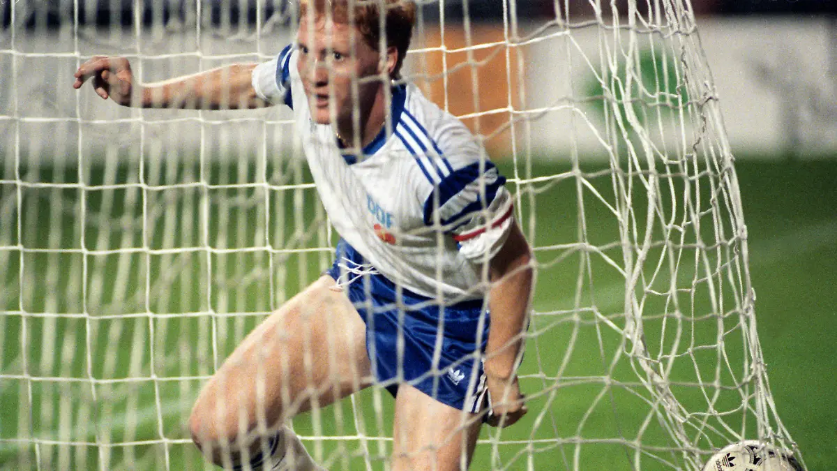 ARCHIV - 12.09.1990, Belgien, Brüssel: Der Ball ist im Netz, und DDR-Mittelfeldspieler und Kapitän Matthias Sammer jubelt im Brüsseler Constant-Vandenstock-Stadion. Die DDR-Elf gewann vor 10.000 Zuschauern das letzte ihrer insgesamt 293 Länderspiele. Sie bezwang Belgien durch zwei Sammer-Tore mit 2\0. Foto: -/dpa/picture alliance/dpa +++ dpa-Bildfunk +++