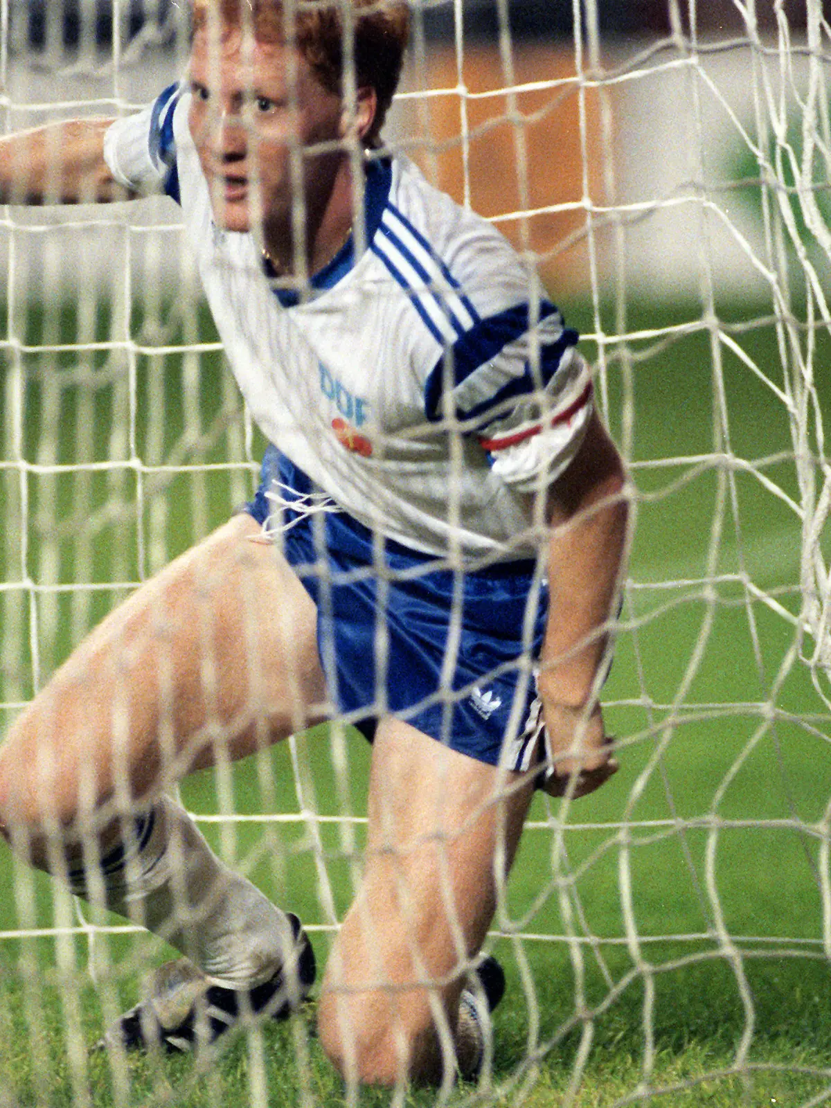 ARCHIV - 12.09.1990, Belgien, Brüssel: Der Ball ist im Netz, und DDR-Mittelfeldspieler und Kapitän Matthias Sammer jubelt im Brüsseler Constant-Vandenstock-Stadion. Die DDR-Elf gewann vor 10.000 Zuschauern das letzte ihrer insgesamt 293 Länderspiele. Sie bezwang Belgien durch zwei Sammer-Tore mit 2\0. Foto: -/dpa/picture alliance/dpa +++ dpa-Bildfunk +++